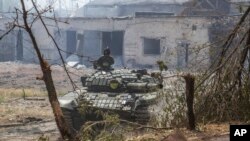 Ukrajinski tenk je na poziciji tokom teških borbi na liniji fronta u Severodonjecku, oblast Lugansk, Ukrajina, srijeda, 8. juna 2022. (AP Photo/Oleksandr Ratushniak)