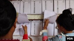 ប្រជាពលរដ្ឋ​រក​មើល​ឈ្មោះ​ក្នុង​បញ្ជីឈ្មោះ​បោះ​ឆ្នោត នៅ​ការិយាល័យ​បោះ​ឆ្នោត​អូរ​តាគាំ១​ ក្នុង​ក្រុង​បាត់​ដំបង នៅ​ថ្ងៃទី០៥ ខែមិថុនា ឆ្នាំ២០២២។ (លាស់ លីបលីប​/​វីអូអេ) 