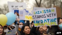 Ukraina urushiga qarshi qozog'istonliklar namoyishi