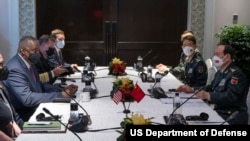 로이드 오스틴(왼쪽) 미 국방부 장관과 웨이핑허(오른쪽) 중국 국방부장이 10일 싱가포르 '샹그릴라 대화' 현장에서 회담하고 있다. (미 국방부 제공)