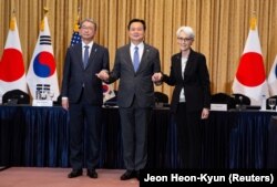 Wakil Menteri Luar Negeri Jepang Takeo Mori, Wakil Menteri Luar Negeri Pertama Korea Selatan Cho Hyun-dong dan Wakil Menteri Luar Negeri AS Wendy Sherman di Seoul, Korea Selatan, 8 Juni 2022. (Foto: via Reuters)