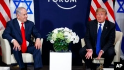 Le président Donald Trump rencontre le Premier ministre israélien Benjamin Netanyahu lors du Forum économique mondial, à Davos, Suisse, 25 janvier 2018.