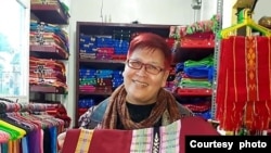 Sonny Muchlison dengan tenun Tanimbar, Maluku (foto: courtesy). 