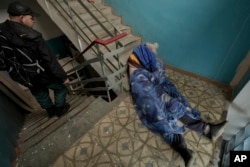 Beživotno tijelo muškarca na stepeništu zgrade u Buči, Ukrajina, nedjelja, 3. april 2022.