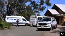 Polisi berada di lokasi gerbang masuk jalur pendakian di mana insiden tanah longsor menewaskan dua orang dan menyebabkan dua lainnya terluka di Wentworth Falls, Blue Mountains, sebelah barat Sydney, Australia, pada 5 April 2022. (Foto: AAP Image via AP/Dean Lewins)