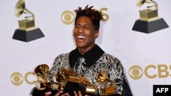 Jon Batiste heureux avec ses trophées remportés aux Gammy awards, Etats-Unis, le 4 avril 2022.