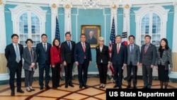 웬디 셔먼 미국 국무부 부장관(가운데 오른쪽)이 4일 워싱턴 국무부 청사에서 윤석열 한국 대통령 당선인의 한미정책협의대표단과 만났다. 가운데 왼쪽은 박진 대표단장.