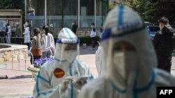 Warga mengantre untuk dites virus corona di distrik Jing'an di Shanghai pada 4 April 2022. (Foto: AFP)