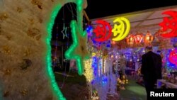 Orang-orang berbelanja dekorasi menjelang bulan suci Ramadan di Amman, Yordania, 30 Maret 2022. (REUTERS/Muath Freij)