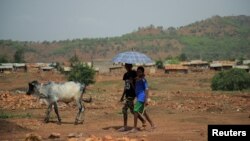 Des enfants réfugiés érythréens marchent à l'extérieur du camp de réfugiés d'Adi Harush dans la ville de Mai Tsberi dans la région du Tigré, en Éthiopie, le 26 juin 2021.