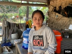 អ្នកនាង សួន ពិសី អ្នក​ផ្ទុកមេរោគ​អេដស៍​ដែលបានឆ្លងដោយសារ​គ្រូពេទ្យ​ខ្វះ​វិជ្ជាជីវៈ​ចាក់​ថ្នាំ​ដោយ​ប្រើ​សឺរ៉ាំង​រួម​គ្នា អង្គុយ​នៅ​ផ្ទះ​របស់​អ្នកស្រី​ ក្នុង​ភូមិ​រកា ឃុំរកា ស្រុក​សង្កែ ខេត្ត​បាត់​ដំបង នៅ​ថ្ងៃទី២៨ ខែ​មីនា ឆ្នាំ​២០២២។