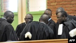 Cette grève se tient après l'incarcération jeudi de Me Guy Hervé Kam à la Maison d'arrêt et de correction des armées.