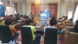 Suasana konferensi pers PT Poso Energy yang melibatkan unsur Pemerintah Kabupaten Poso, camat dan kepala desa serta perwakilan peternak dan petani, Senin (9/11/2020). (Foto: VOA/Yoanes Litha)