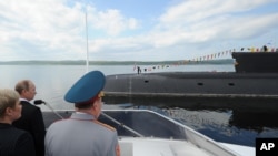 资料照：俄罗斯总统普京视察北方舰队的核潜艇。（2014年7月27日）