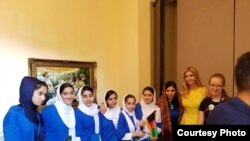 Ivanka Trump (baju kuning), putri Presiden AS Donald Trump mengunjungi tim robotika pelajar putri Afghanistan di Washington DC. (Courtesy: Kedutaan Afghanistan)
