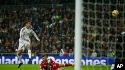 Cristiano Ronaldo du Real Madrid , à gauche, tente de marquer un but contre Rayo Vallecano au stade Santiago Bernabeu à Madrid, Espagne , le samedi 8 novembre 2014. (AP Photo / Andres Kudacki)