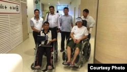 រូបឯកសារ៖ លោក​ ញ៉យ ចំរើន ​តំណាង​រាស្ត្រ​មណ្ឌល​កំពង់ចាម​ (ឆ្វេង) និង​លោក​ គង់ សភា​ តំណាង​រាស្ត្រ​ខេត្ត​ស្វាយរៀង (ស្តាំ)​ នៅ​ក្នុង​កៅអី​រុញ​នៅ​មន្ទីរពេទ្យ​ Phyathai ក្នុង​ទី​ក្រុង​បាងកក ប្រទេស​ថៃ កាល​ពី​​ថ្ងៃ​​អង្គារ​ទី​២៧ ខែ​តុលា ឆ្នាំ​២០១៥​។​​ (ផ្តល់​ដោយ​លោក ញ៉យ ចំរើន) 