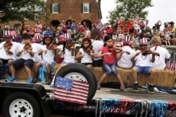 资料照：美国维吉尼亚州一个小镇的孩子们参加庆祝美国独立日的街头活动。（2015年7月4日）