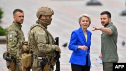 볼로디미르 젤렌스키(오른쪽) 우크라이나 대통령이 15일 크이우(러시아명 키예프)를 방문한 우르줄라 폰데어라이엔(오른쪽 두번째) 유럽연합(EU) 집행위원장과 환담하고 있다. (자료사진)