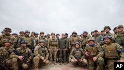 Rais wa Ukraine Volodymr Zelenzkyy akiwa na wanajeshi wake katika mji wa Izium, eneo la Kharkiv, Ukraine Sept 14, 2022