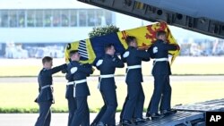 Peti mati Ratu Inggris Elizabeth II memasuki pesawat militer C-17 Angkatan Udara Inggris (RAF) di bandara Edinburgh, Skotlandia, untuk diterbangkan menuju London hari Selasa (13/9). 