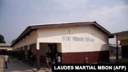 Des enfants devant l'école Itsali le 14 juin 2013 à Brazzaville.