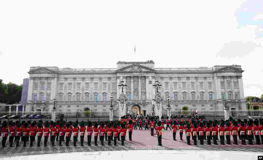 ព្រះសព​របស់​ព្រះមហាក្សត្រិយានី Elizabeth ទី ២ ត្រូវ​បាន​ដង្ហែ​ចេញ​ពី​ព្រះ​បរមរាជវាំង Buckingham ទៅ​កាន់​សាល Westminster របស់​សភា​នៅ​ក្នុង​ទីក្រុង​ឡុងដ៍ នៅ​ថ្ងៃ​ពុធ​ ទី​១៤ ខែ​កញ្ញា ឆ្នាំ​២០២២ ដែល​នៅ​ទីនោះ​ព្រះសព​របស់​ព្រះអង្គ​នឹង​ត្រូវ​តម្កល់​ជា​ផ្លូវ​រដ្ឋ។