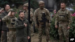 볼로디미르 젤렌스키(가운데 왼쪽) 우크라이나 대통령이 14일 북동부 탈환지 이지움을 방문해 국기 게양식에 참석하고 있다.