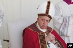 Paus Fransiskus memimpin Misa di Expo Grounds di Nur-Sultan, Kazakhstan, Rabu, 14 September 2022. Paus Fransiskus berada di hari kedua dari perjalanan tiga harinya ke Kazakhstan. (Foto AP/Alexander Zemlanichenko)