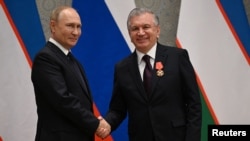 Toshkent va Moskva rus siyosatchisi Zaxar Prilepinning O'zbekistonni "qo'shib olish kerak" degan chaqirig'iga munosabat bildirar ekan, urg'uni uzoq yillik strategik sheriklik va tarixiy rishtalarga berdi 