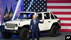 Presiden AS Joe Biden tiba di pameran otomotif North American International Auto Show di Detroit, Michigan, pada 14 September 2022. (Foto: AP/Paul Sancya)