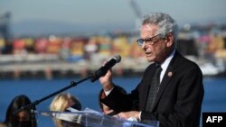 រូបឯកសារ៖ លោក Alan Lowenthal សមាជិក​រដ្ឋសភា​នៃ​រដ្ឋ California ថ្លែង​សុន្ទរកថា​នៅ​ទីក្រុង​ឡុងប៊ិច រដ្ឋ California ថ្ងៃទី ១១ ខែមករា ឆ្នាំ២០២២។ (Photo by Patrick T. FALLON / AFP)