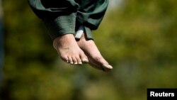 Seorang tahanan yang dihukum gantung di Tehran, Iran, 2 Agustus 2007. Iran menghukum gantung 11 tahanan dari etnis Baluch dalam dua hari, sejak 30 Juli hingga 1 Agustus 2023. (Foto: Morteza Nikoubazl/Reuters)