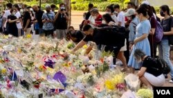 连日来数以千计港人到英国驻港总领事馆外献花悼念英女皇伊利莎伯二世驾崩，出现鲜花如海的景象 (美国之音/汤惠芸)
