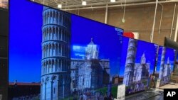 미국 콜로라도주 론트리 지역 할인점에 대형 텔레비젼들이 진열돼 있다. (자료사진)