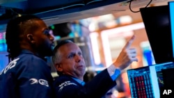Traders work on the floor of the New York Stock Exchange, Sept. 13, 2022. The stock market fell the most since June 2020, with the Dow loosing more than 1,250 points.