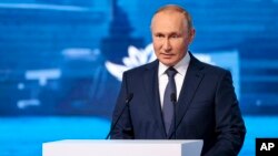 Presiden Rusia Vladimir Putin. Ia dikabarkan menolak usulan utusan utamanya terkait kesepakatan damai dengan Ukraina. (Foto: via AP)