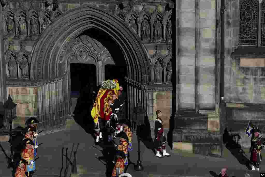 The coffin of Queen Elizabeth II is carried to the hearse from St. Giles&rsquo; Cathedral in Edinburgh, Sept. 13, 2022.