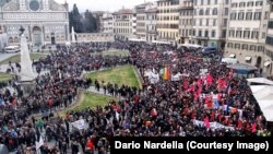Une marche antiraciste en mémoire d'Idy Diene, un vendeur ambulant sénégalais de 54 ans tué par balles à Florence, Italie, 10 mars 2018. (Twitter/ Dario Nardella)