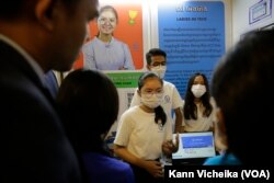 ក្រុម​កុមារ និង​យុវជន​កំពុង​បង្ហាញ​អំពី​ស្នាដៃ​នៃ​ការ​បង្កើត​ថ្មី ព្រម​ទាំង​គម្រោង​នានា​ពាក់ព័ន្ធ​នឹង​បច្ចេកវិទ្យា បរិស្ថាន និង​សុវត្ថិភាព​ ​ក្នុង​ពិធី​ប្រារព្ធ​ទិវា​កុមារ​ពិភពលោក ថ្ងៃទី​១៨ ខែ​វិច្ឆិកា ឆ្នាំ​២០២២។ (កាន់ វិច្ឆិកា/វីអូអេ)