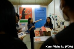 ក្រុម​កុមារ និង​យុវជន​កំពុង​បង្ហាញ​អំពី​ស្នាដៃ​នៃ​ការ​បង្កើត​ថ្មី ព្រម​ទាំង​គម្រោង​នានា​ពាក់ព័ន្ធ​នឹង​បច្ចេកវិទ្យា បរិស្ថាន និង​សុវត្ថិភាព​ ​ក្នុង​ពិធី​ប្រារព្ធ​ទិវា​កុមារ​ពិភពលោក ថ្ងៃទី​១៨ ខែ​វិច្ឆិកា ឆ្នាំ​២០២២។ (កាន់ វិច្ឆិកា/វីអូអេ)