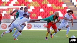 Cameroon's forward Eric Maxim Choupo-Moting is marked by Panama's players during the friendly football match between Cameroon and Panama at the Mohammed Bin Zayed Stadium in Abu Dhabi, Nov. 18, 2022.