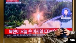 រូប​ឯកសារ៖ បុរស​ម្នាក់​ទស្សនា​ការ​ផ្សាយ​ព័ត៌មាន​តាម​ទូរទស្សន៍​អំពី​ការ​បង្ហោះ​រ៉ុក្កែត​កូរ៉េខាងជើង នៅ​ស្ថានីយ​រថភ្លើង​មួយ​កន្លែង​ក្នុង​ទី​ក្រុង​សេអ៊ូល ប្រទេស​កូរ៉េខាងត្បូង កាល​ពី​ថ្ងៃ​ទី​១៨ ខែ​វិច្ឆិកា ឆ្នាំ​២០២២។