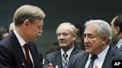 IMF Managing Director Dominique Strauss-Kahn, right, and World Bank Group President Robert Zoellick talk during the Development Committee meeting at the IMF World Bank 2010 Annual Meetings in Washington.