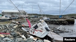 Sebuah kapal terbawa arus dan terdampar di pesisir Shearwater, Nova Scotia, pada 24 September 2022 setelah badai Fiona menerjang wilayah tersebut. (Foto: Reuters/Eric Martyn)