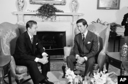 FILE - Presiden Ronald Reagan dan Pangeran Charles dalam pertemuan di Gedung Oval Gedung Putih, 1 Mei 1981.