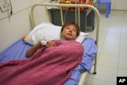 អ្នកស្រី Huang Qian វ័យ ២០ឆ្នាំ មក​ខេត្ត​ហ៊ូណាន ប្រទេស​ចិន កំពុង​សម្រាក​ព្យាបាល​នៅ​មន្ទីរពេទ្យ​មួយ ក្នុង​ខេត្ត​ព្រះសីហនុ ថ្ងៃទី ២៤ ខែកញ្ញា ឆ្នាំ២០២២ បន្ទាប់​ពី​ត្រូវ​បាន​ជួយសង្គ្រោះ​ពី​ហេតុការណ៍​លិចទូក កាល​ពី​ថ្ងៃទី ២២ ខែកញ្ញា ឆ្នាំ២០២២។