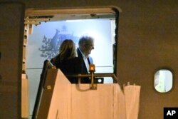 Perdana Menteri Anthony Albanese, kanan, dan rekannya Jodie Haydon menaiki pesawat Royal Australian Air Force di Bandara Sydney, di Sydney, Kamis, 15 September 2022, sebelum lepas landas ke London.(Dean Lewins/AAP via AP)