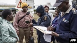 De nombreux Zimbabwéens avaient obtenu en 2009 un permis des autorités sud-africaines d'une durée de quatre ans.