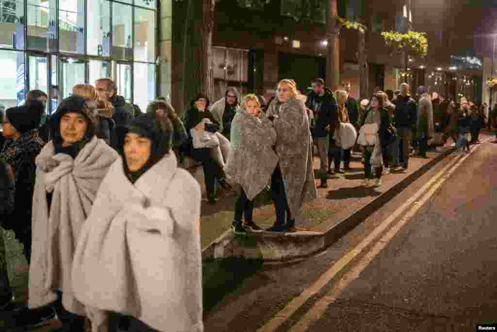 People queue to pay their respects to Britain&#39;s Queen Elizabeth in London, Sept. 18, 2022.